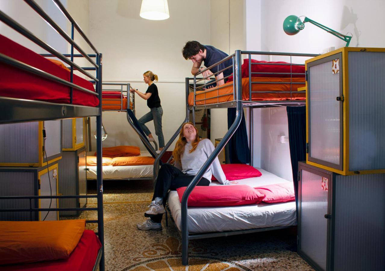 Einzelbett im gemischten Schlafsaal